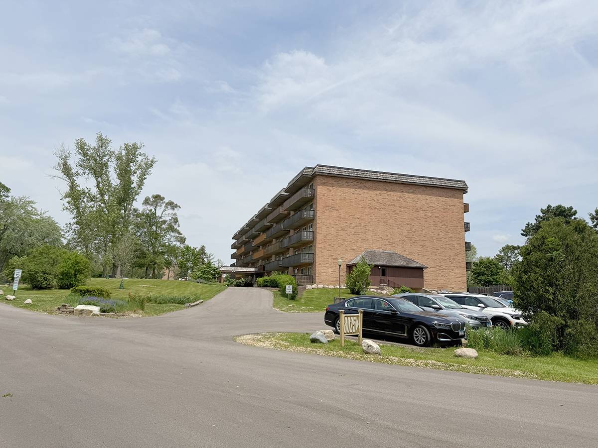 8025 Woodglen LN #307, Downers Grove, IL 60516