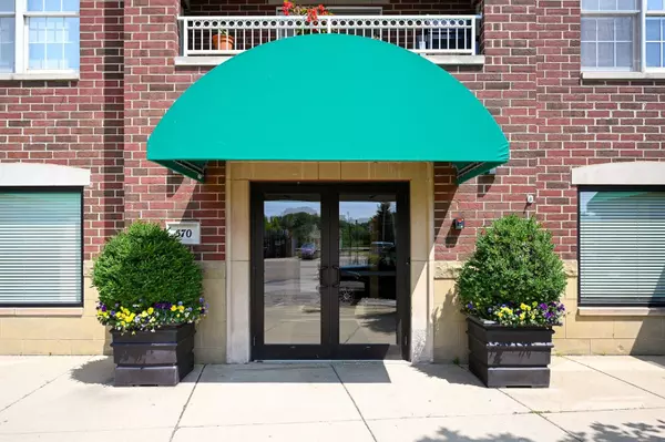 Glen Ellyn, IL 60137,570 Crescent BLVD #307