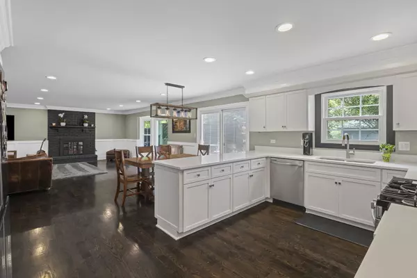 Naperville, IL 60565,1401 Fallcreek CT