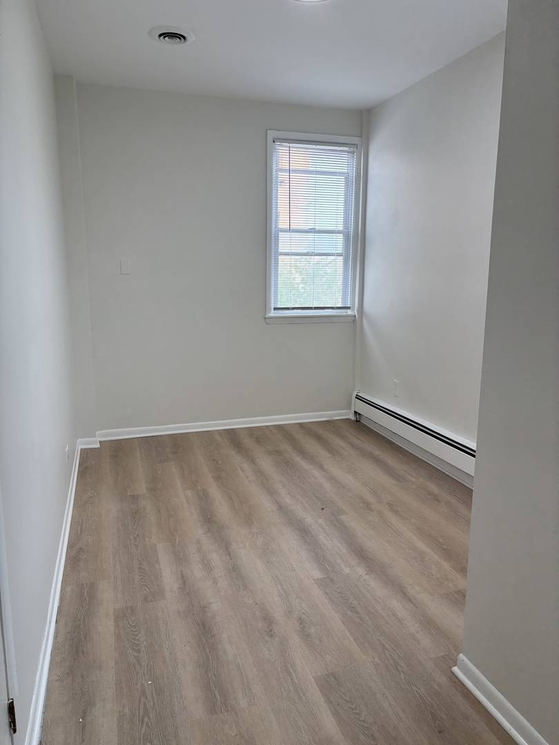 Chicago, IL 60617,10401 S Ewing AVE #2R