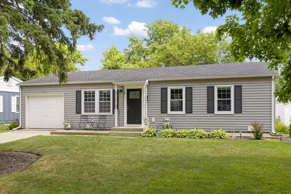 19 Briar LN, Geneva, IL 60134