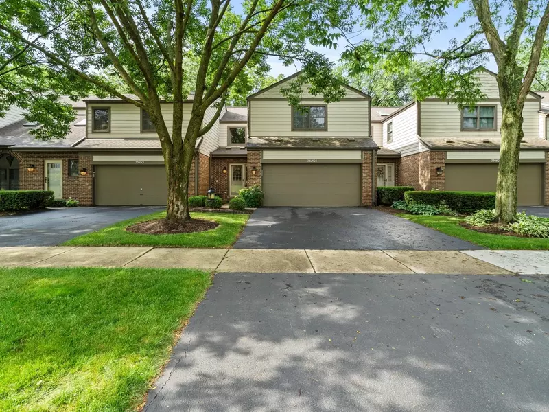 23W505 Green Trails DR, Naperville, IL 60540
