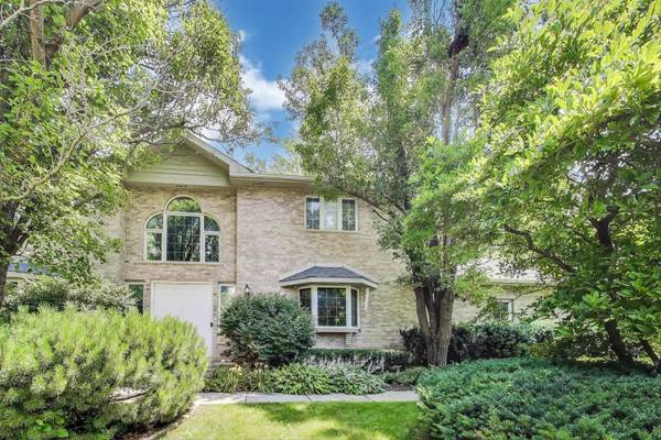 4 Mulberry DR, Hawthorn Woods, IL 60047