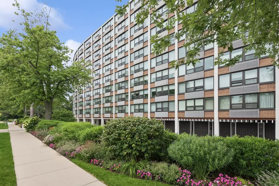 1630 Sheridan RD #4M, Wilmette, IL 60091