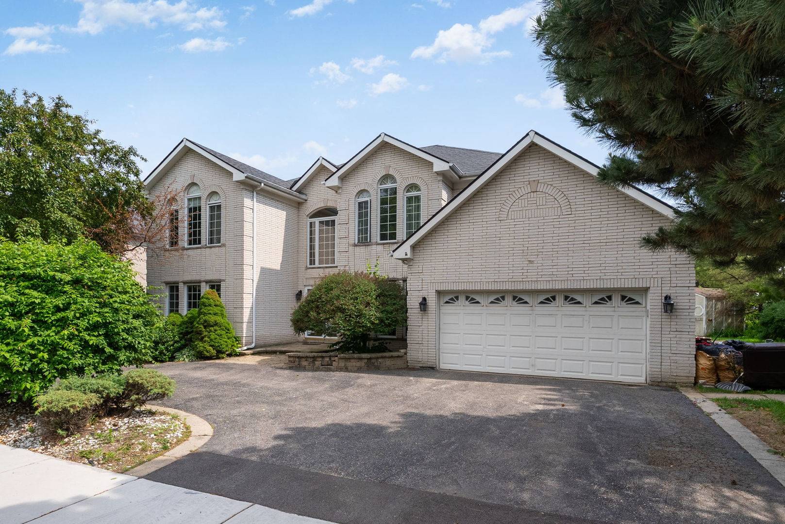 Arlington Heights, IL 60005,201 E White Oak ST