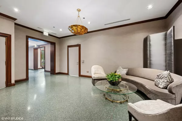 Chicago, IL 60610,55 W Delaware PL #420