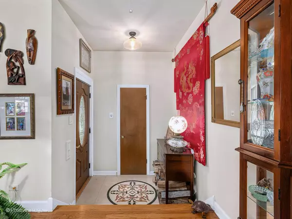 Westchester, IL 60154,10318 Dickens ST