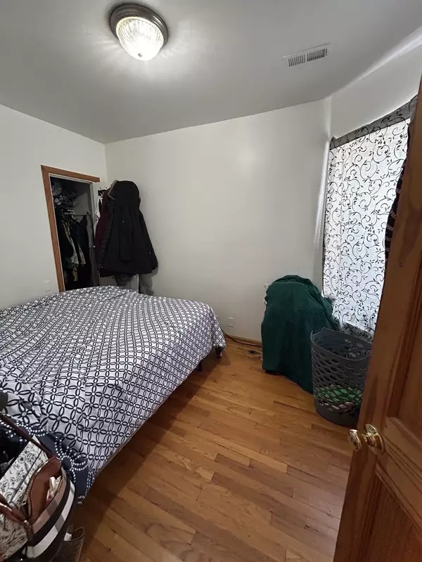 Chicago, IL 60618,3247 W Berteau AVE