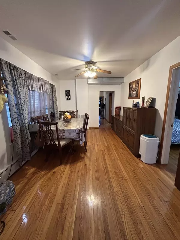 Chicago, IL 60618,3247 W Berteau AVE