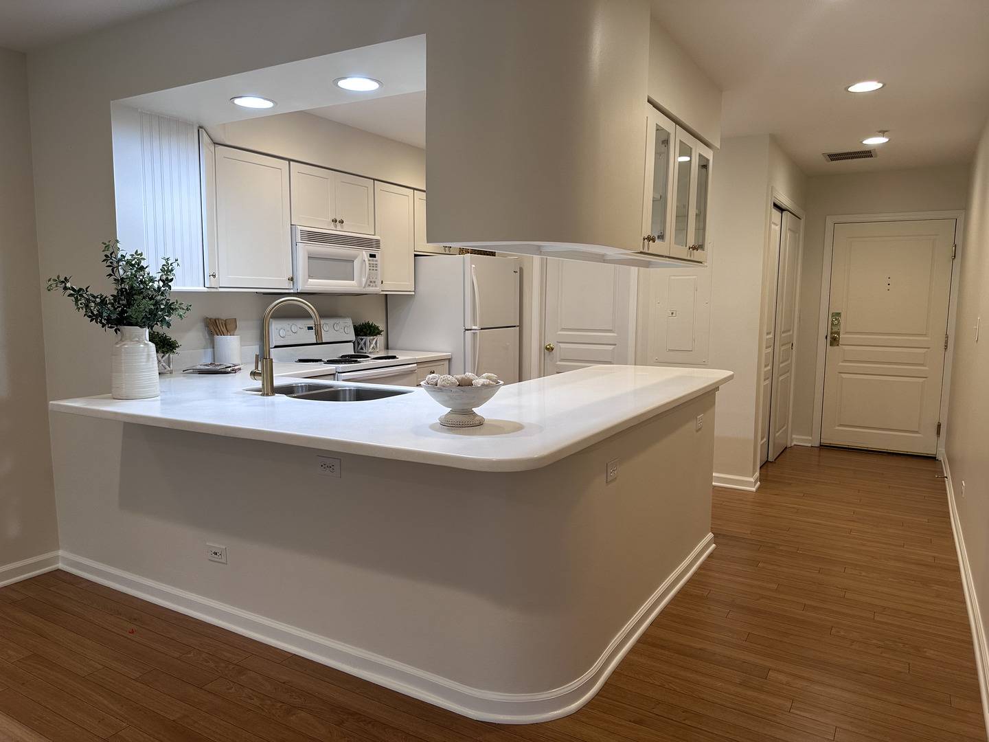 Libertyville, IL 60048,1635 N Milwaukee AVE #105