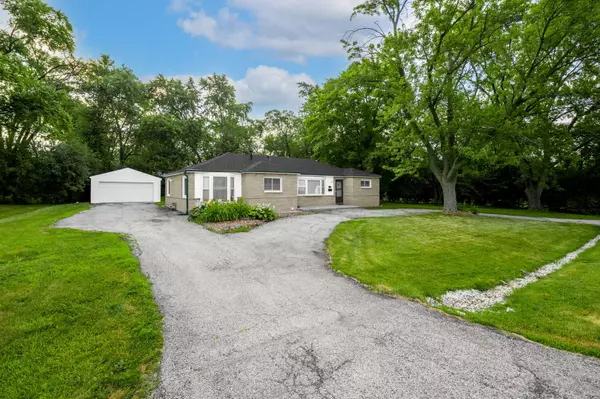 1055 N Bluebonnet LN, Hoffman Estates, IL 60169