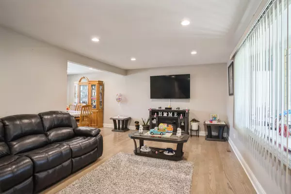 Mount Prospect, IL 60056,1109 S Lavergne DR