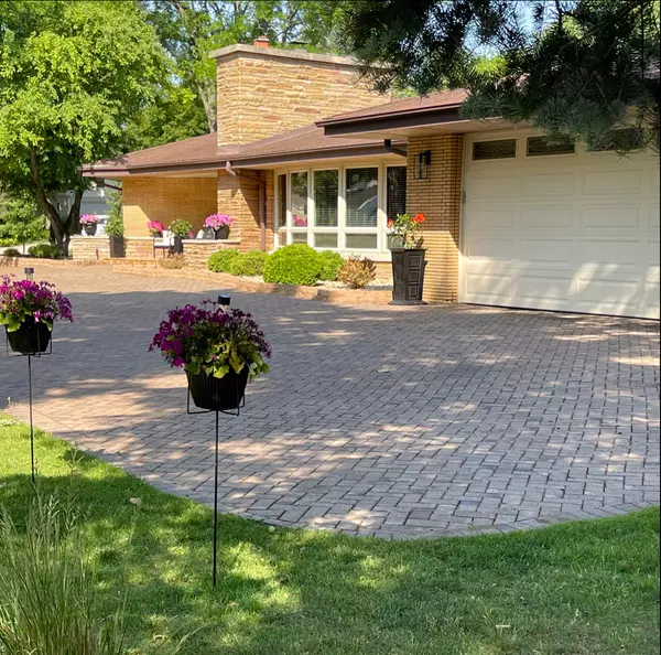 Itasca, IL 60143,711 E Greenview RD