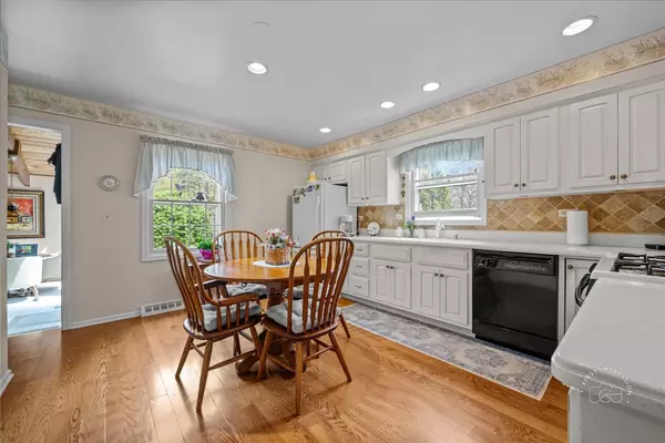 Naperville, IL 60563,1228 N West ST