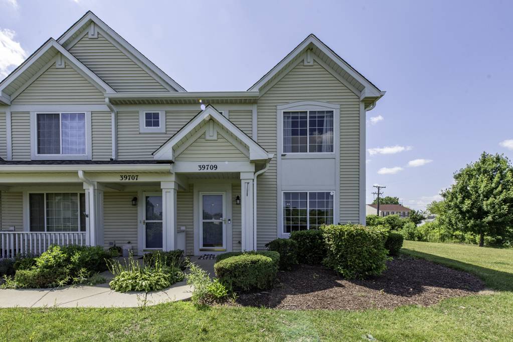 39709 N Warren LN, Beach Park, IL 60083