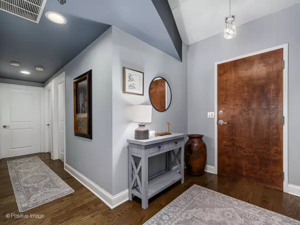 Chicago, IL 60613,1100 W Montrose AVE #207
