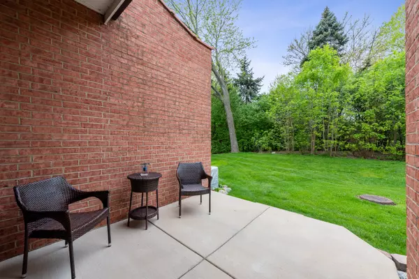 Oak Brook, IL 60523,2S570 PATRICK HENRY SQ #119