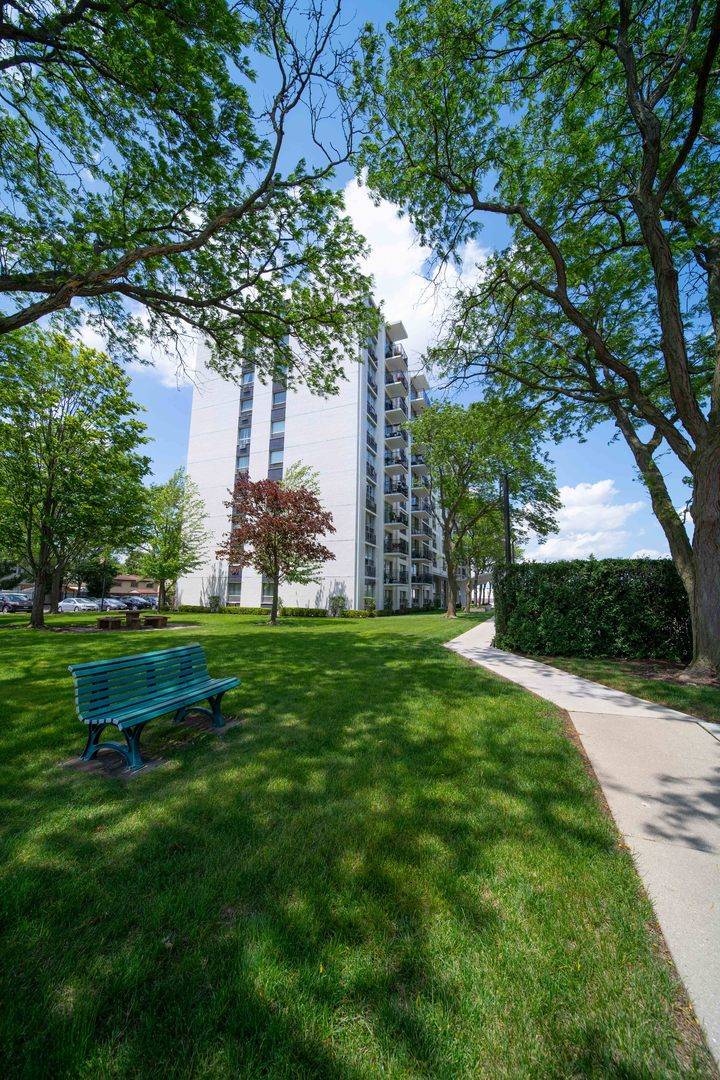 Des Plaines, IL 60016,9009 Golf RD #5B