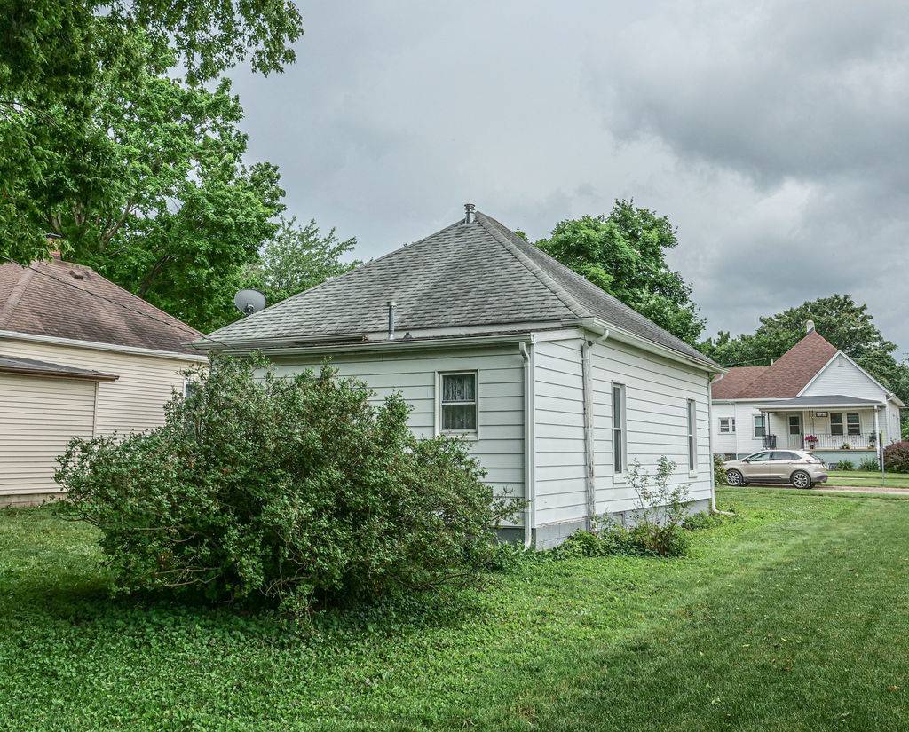 Villa Grove, IL 61956,207 N Pine ST