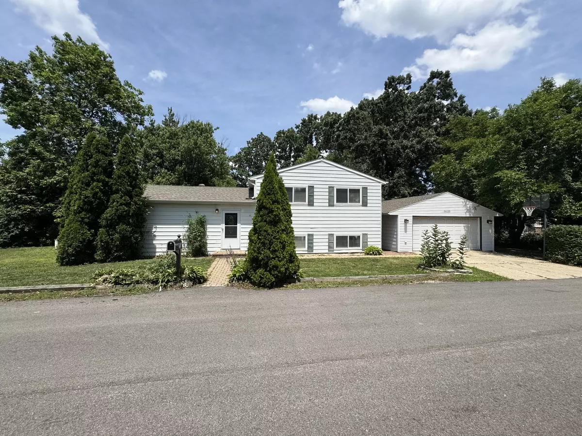 Mundelein, IL 60060,26235 N Acorn LN