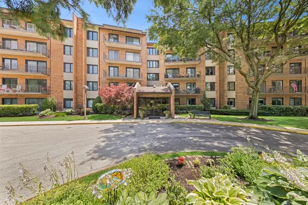 601 Lake Hinsdale DR #112, Willowbrook, IL 60527