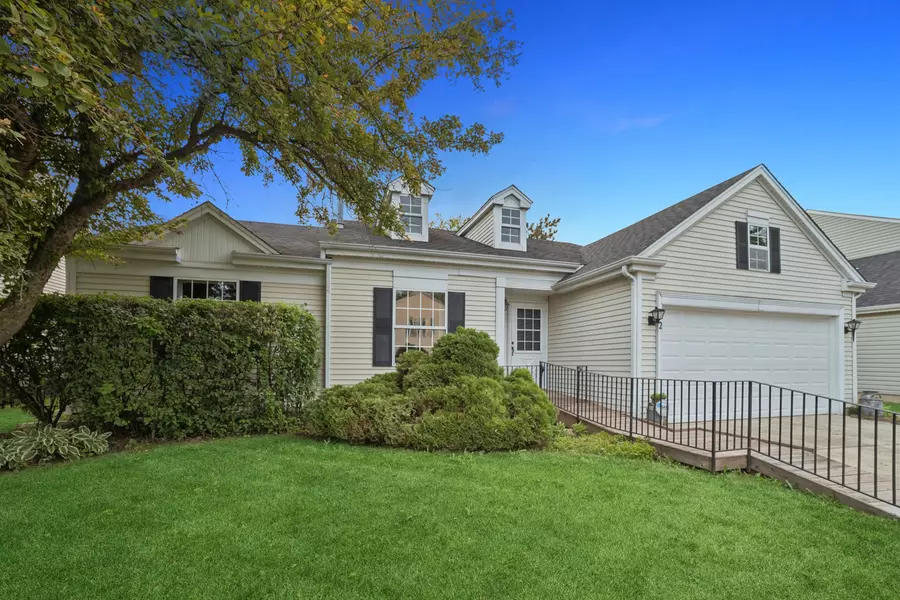 52 Mckinley LN, Streamwood, IL 60107