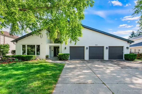3713 Vantage LN, Glenview, IL 60026