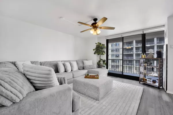 Chicago, IL 60611,10 E ONTARIO ST #907