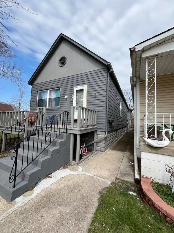 32 155th PL, Calumet City, IL 60409