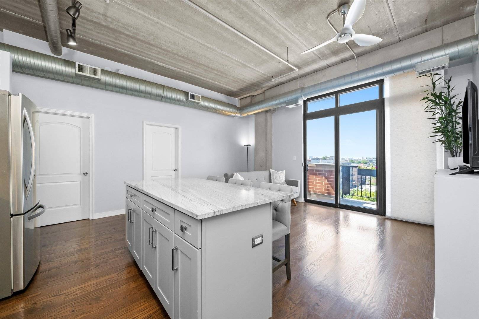 Chicago, IL 60608,811 W 15th PL #709