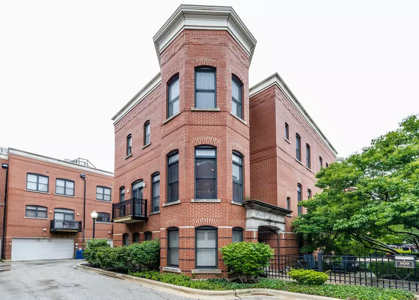909 W Village CT, Chicago, IL 60608