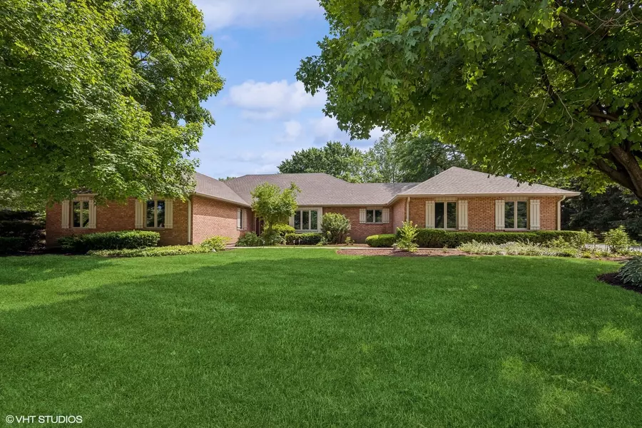 10 N Highview CIR, Hawthorn Woods, IL 60047