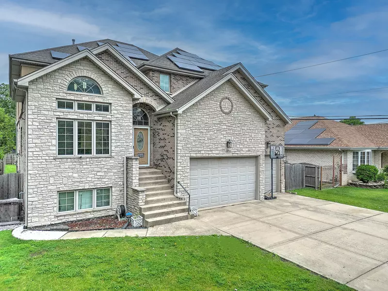 4914 W 82nd ST, Burbank, IL 60459