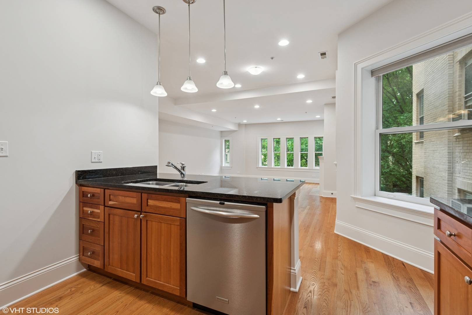 Evanston, IL 60202,653 Hinman AVE #2N