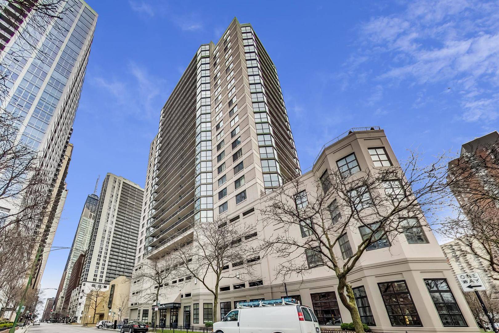 33 W DELAWARE PL #13A, Chicago, IL 60610