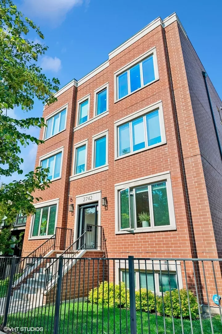 Chicago, IL 60647,2742 N Hamlin AVE #3N