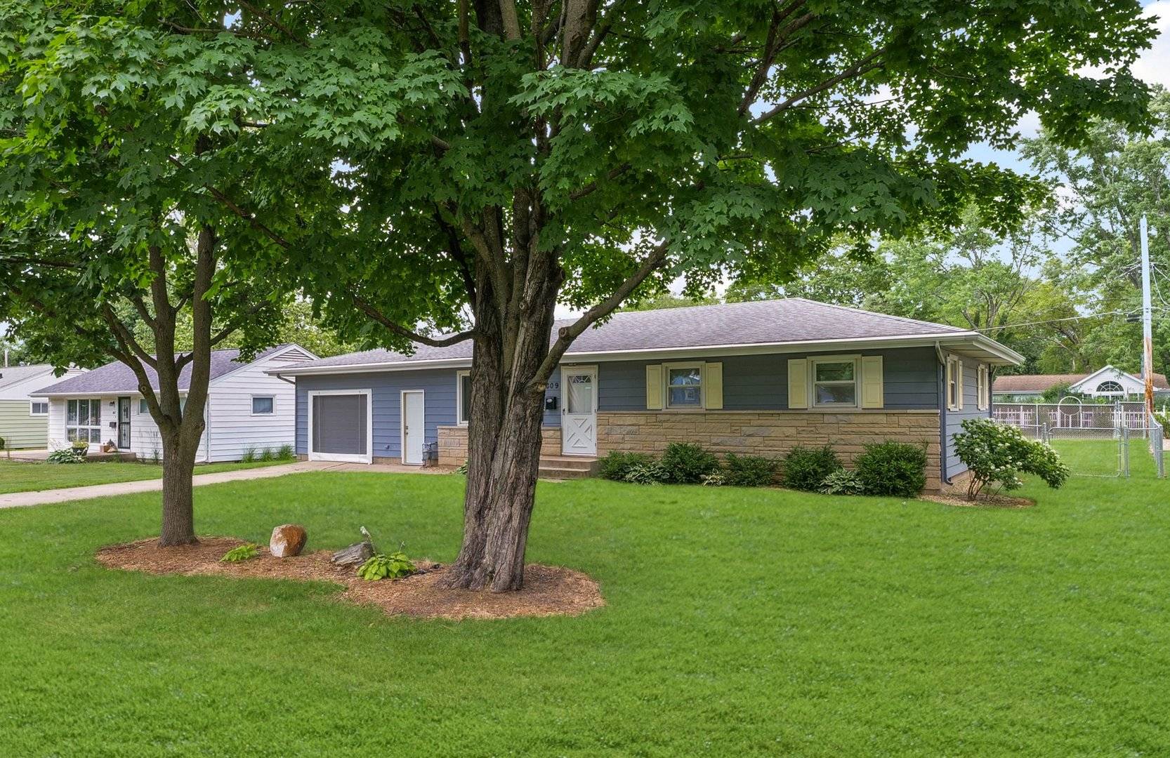 Monticello, IL 61856,809 S Longview RD
