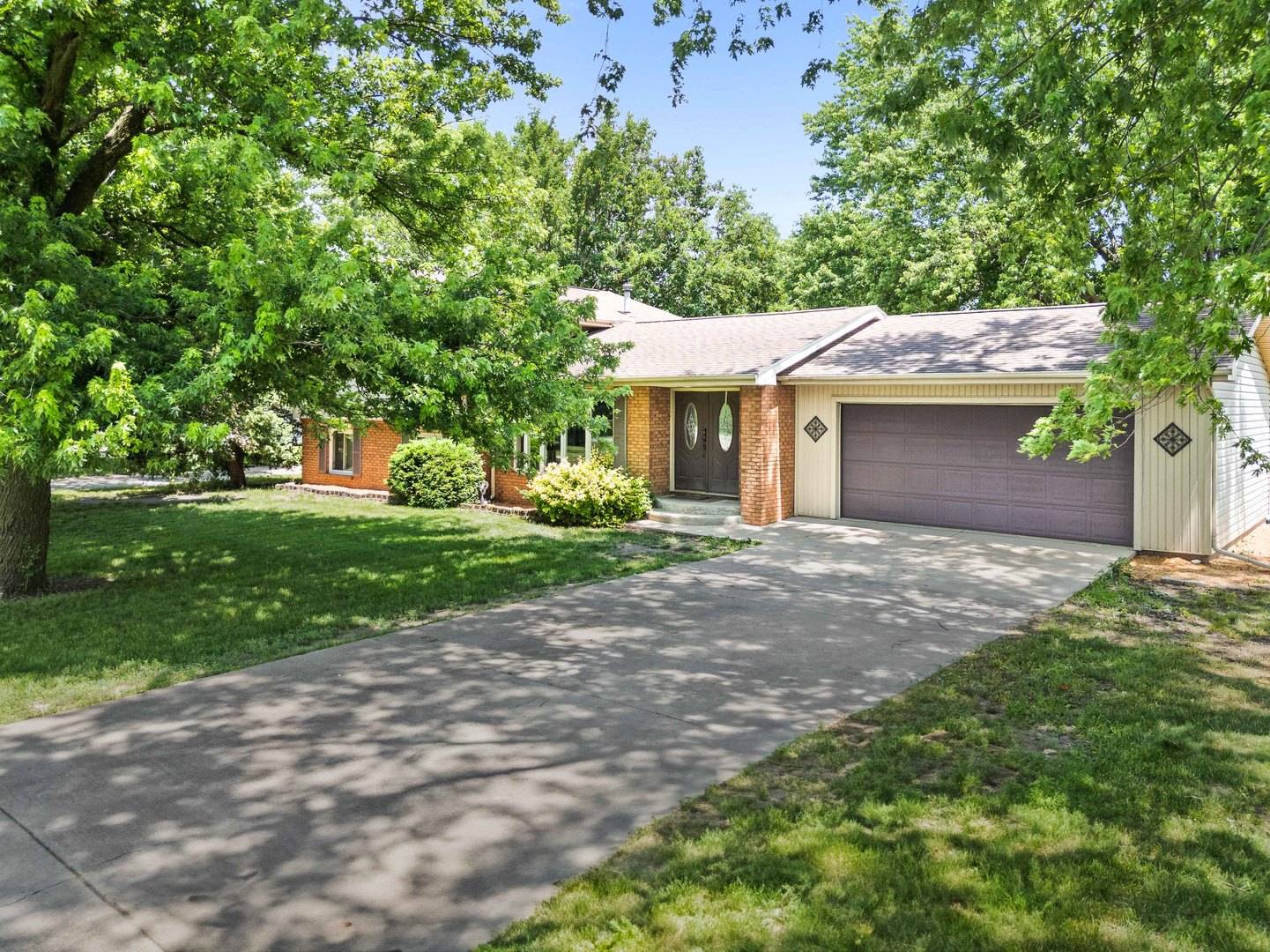 1106 Countryside LN, Pontiac, IL 61764