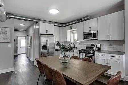 Chicago, IL 60613,1606 W Waveland AVE #2