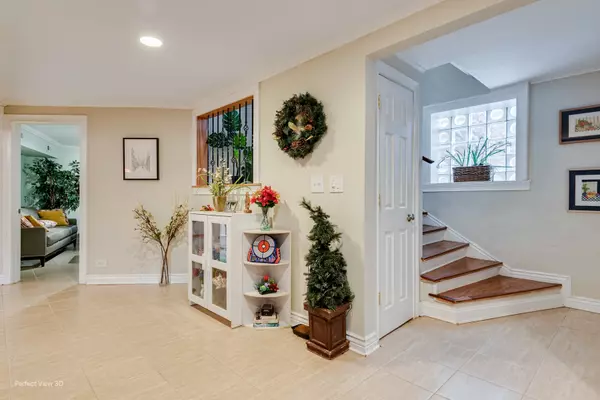 Chicago, IL 60626,7612 N Rogers AVE #G