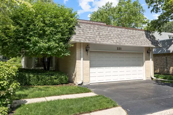 221 Pin Oak DR, Wilmette, IL 60091