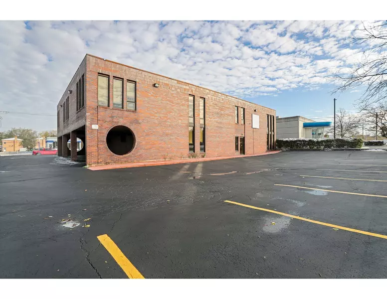 33 W Roosevelt RD, Lombard, IL 60148