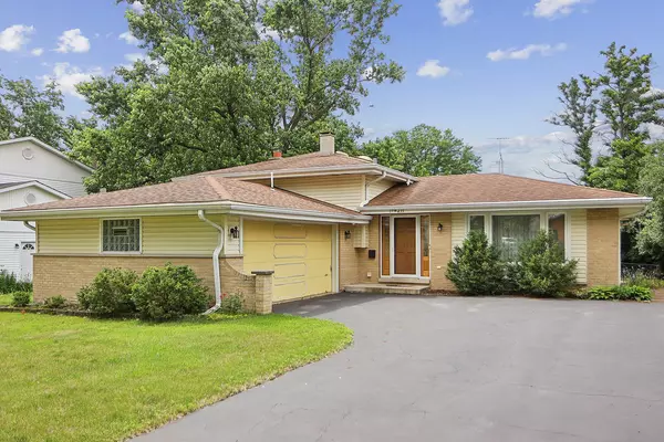 17W455 Concord PL, Darien, IL 60561