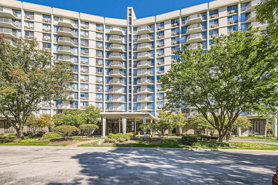 20 N Tower RD #12M, Oak Brook, IL 60523