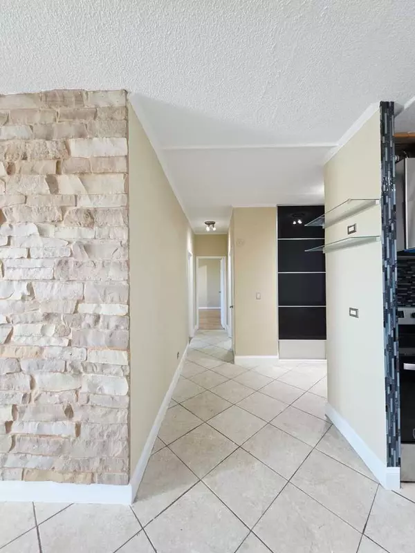 Niles, IL 60714,9078 W Heathwood DR #1M