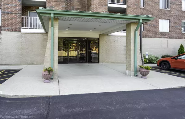 Morton Grove, IL 60053,6211 Lincoln AVE #402