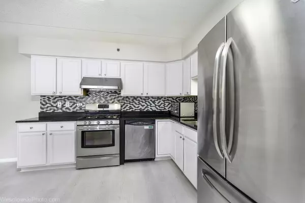 Morton Grove, IL 60053,6211 Lincoln AVE #402