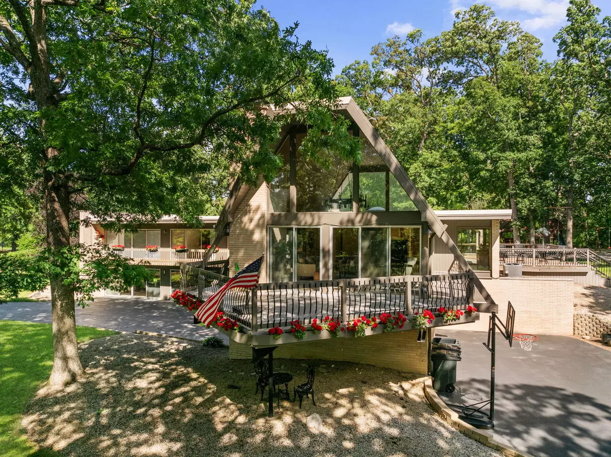 Barrington, IL 60010,431 Maplewood DR