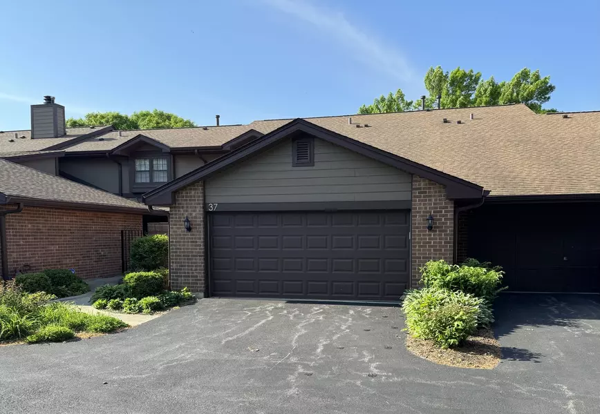 37 White Birch LN, Westmont, IL 60559