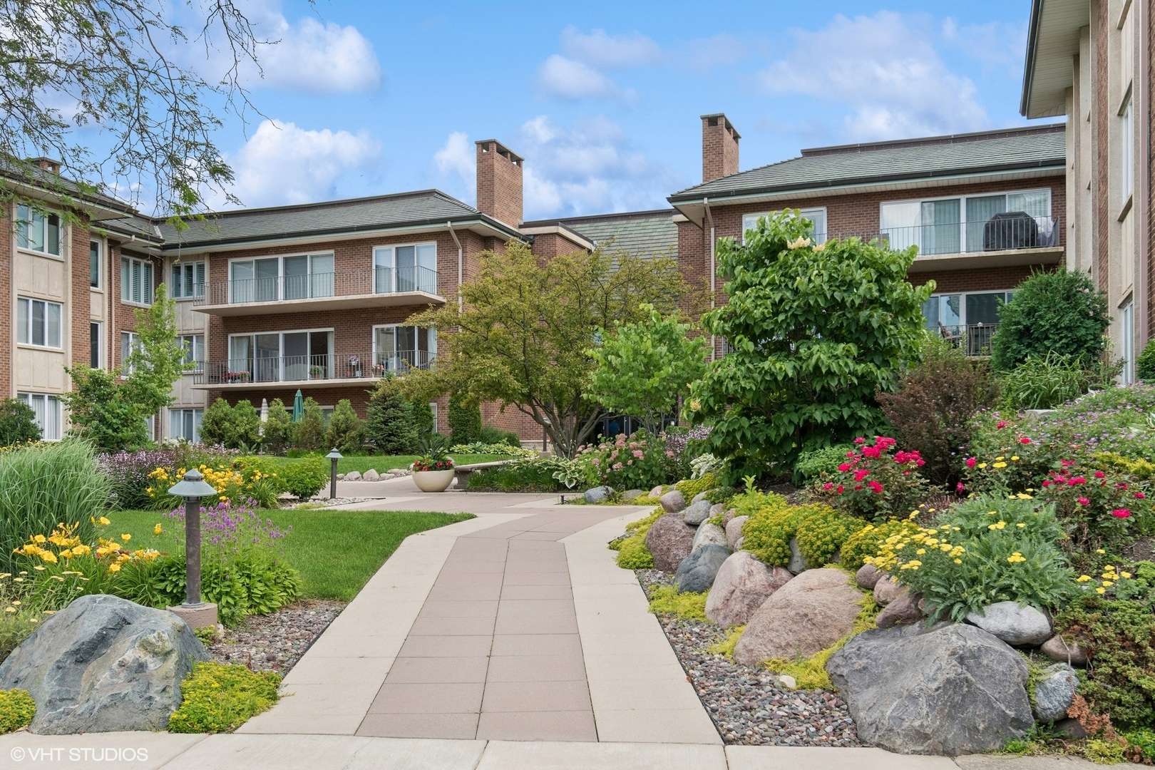 6 Oak Brook Club DR #K202, Oak Brook, IL 60523